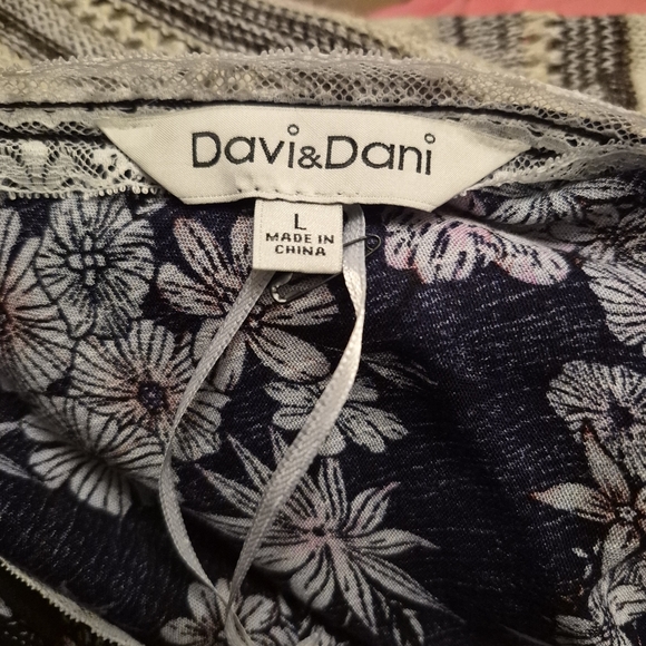 DAVI & DANI Navy Floral Lace Kimono - Picture 5 of 5